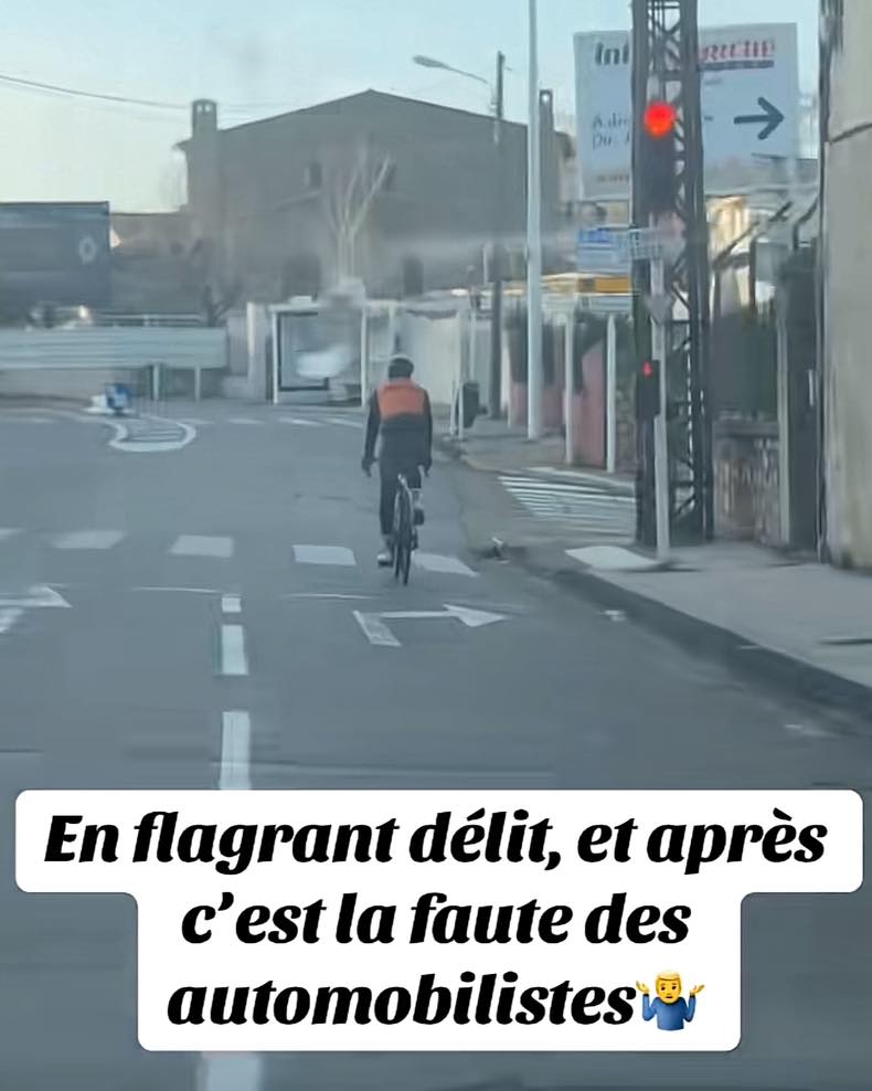 🚨 SCANDALE ! Ce cycliste grille le feu rouge EN PLEIN JOUR… et ose accuser les VOITURES ! 😡 Vous allez halluciner (vidéo choc)
