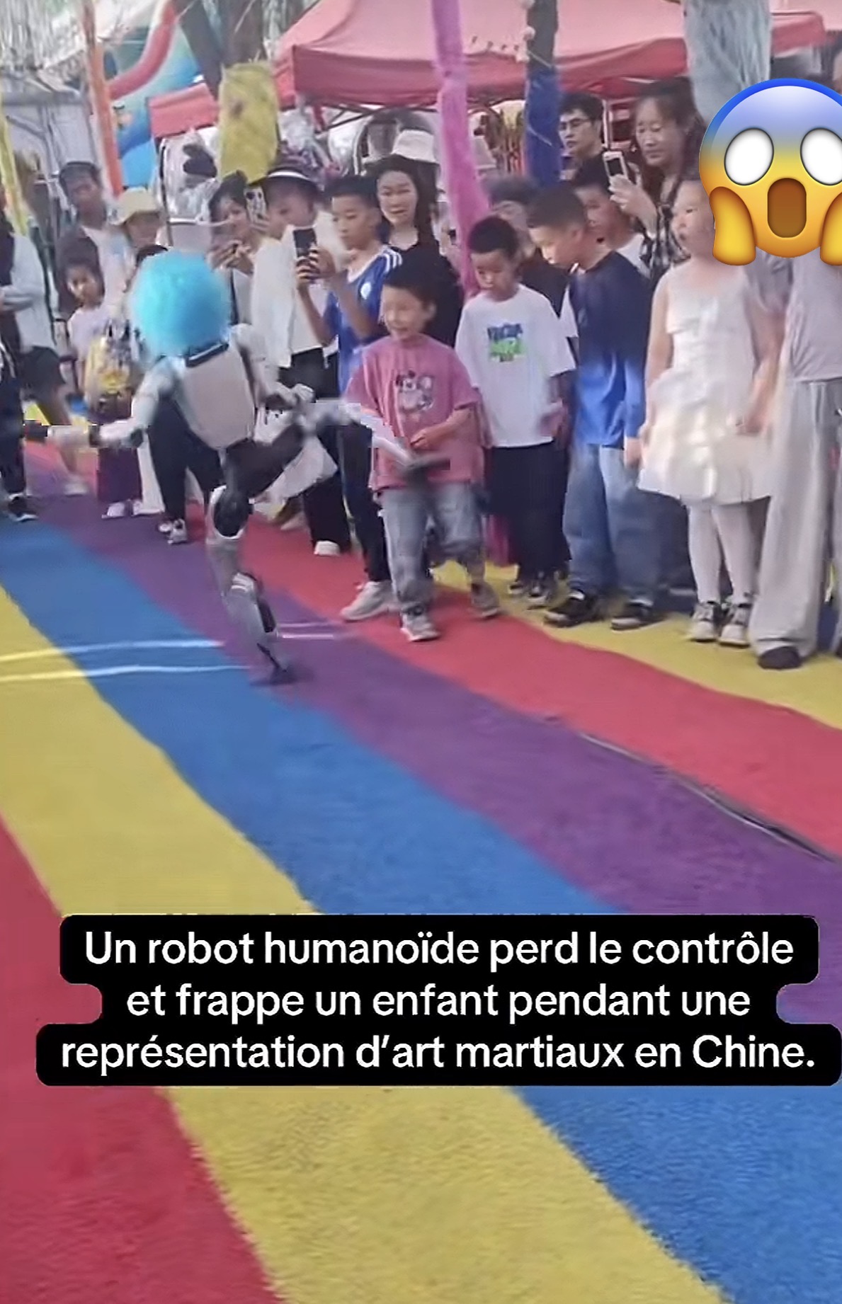 Un robot humanoïde perd le contrôle et frappe un enfant pendant une représentation d&rsquo;art martiaux en Chine.